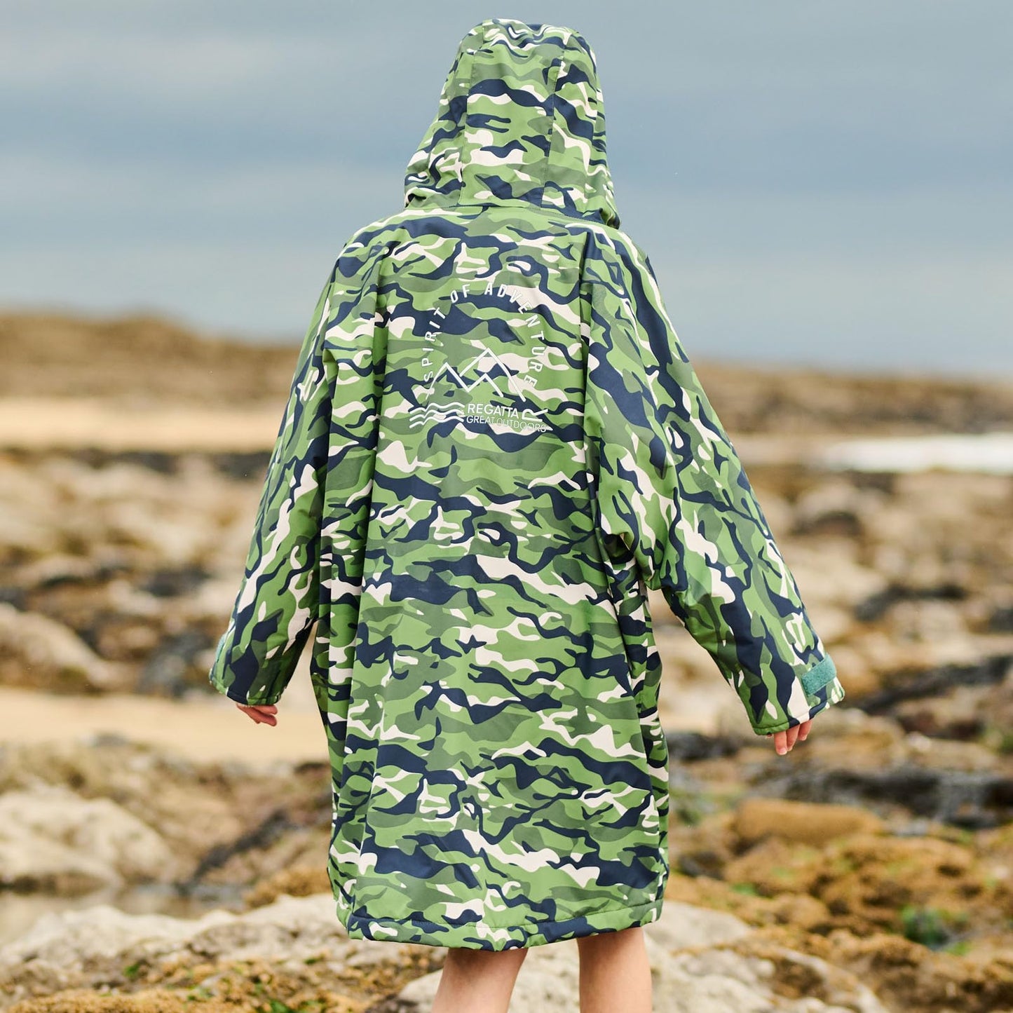 Regatta Kids Junior Waterproof Changing Robe, Borg Lined Changing Robe with Hood - Perfect for Outdoor Water Activities